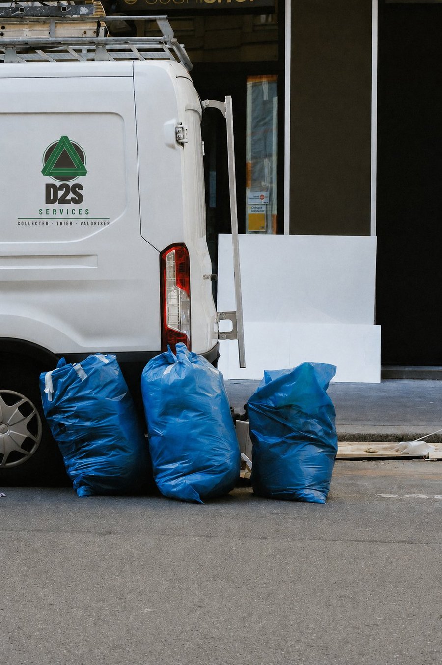 Camion D2S Services et sacs DIB en collecte dans une rue de Lyon